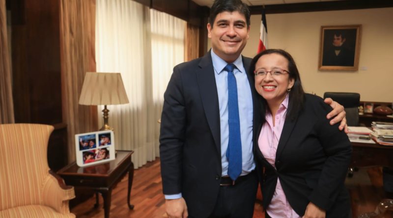 Periodista Lucia Pineda y presidente de Costa Rica