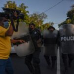 policías periodistas