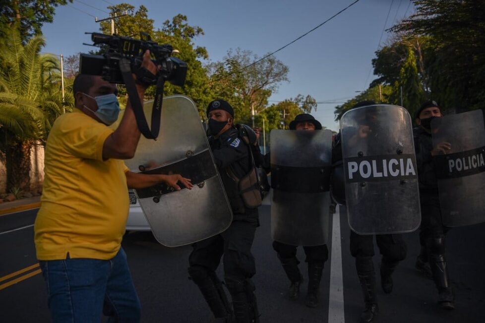 policías periodistas