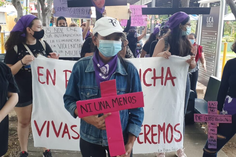 Nicaragua. Estudiantes de la Universidad Centroamericana (UCA) marchan dentro del recinto contra los feminicidios. Foto: La Lupa